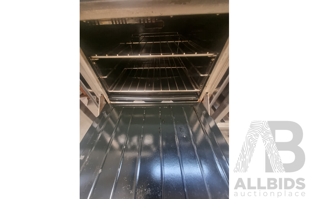 Garland Commercial 4 Burner Gas Hotplate with Gas Under Bench Oven