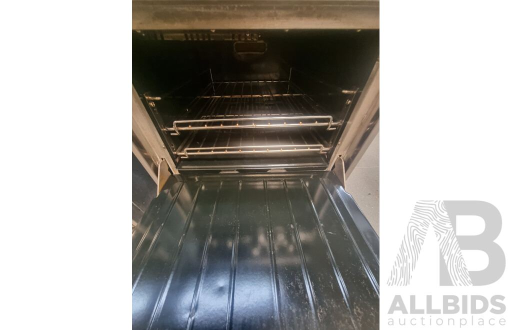 Garland Commercial 4 Burner Gas Hotplate with Gas Under Bench Oven