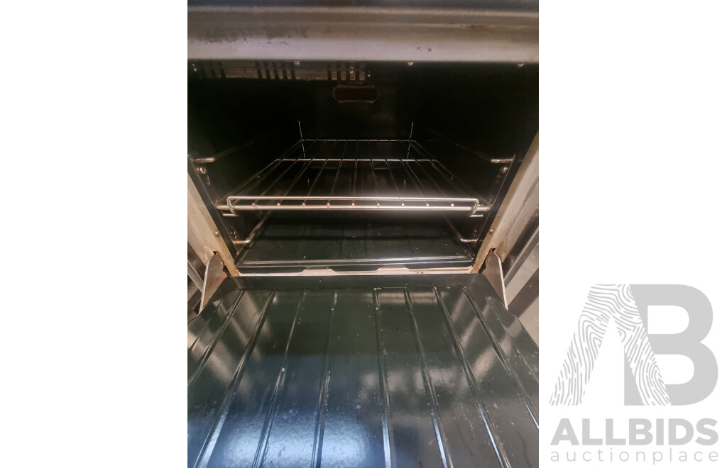 Garland Commercial 4 Burner Gas Hotplate with Gas Under Bench Oven