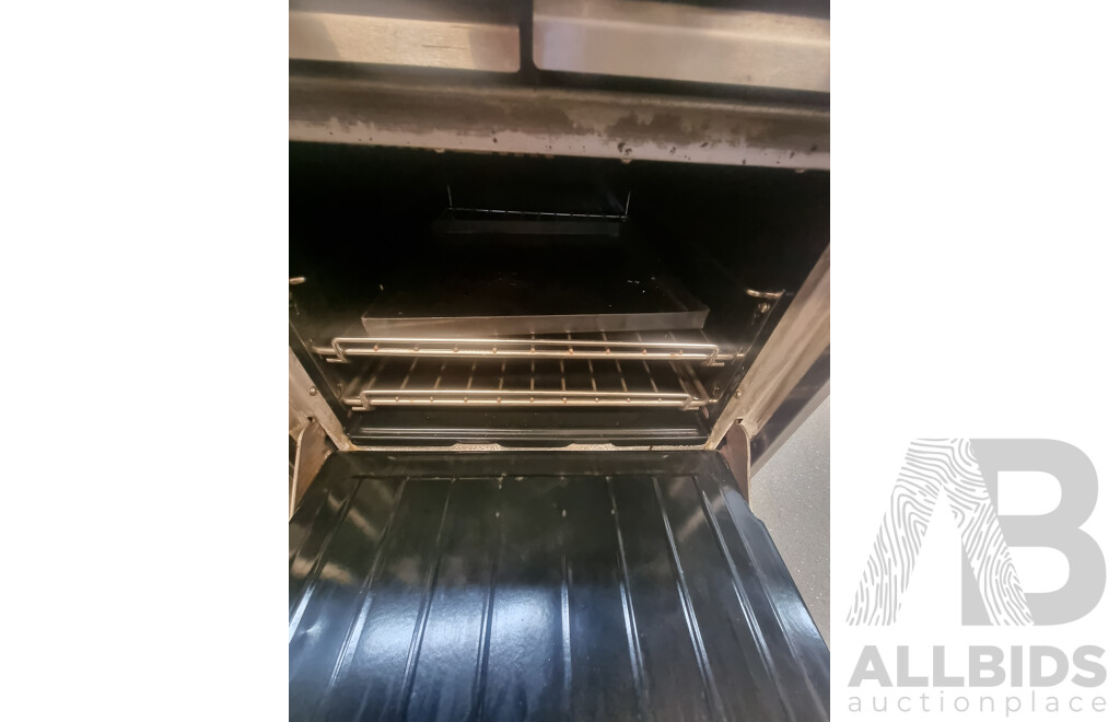 Garland Commercial 4 Burner Gas Hotplate with Gas Under Bench Oven