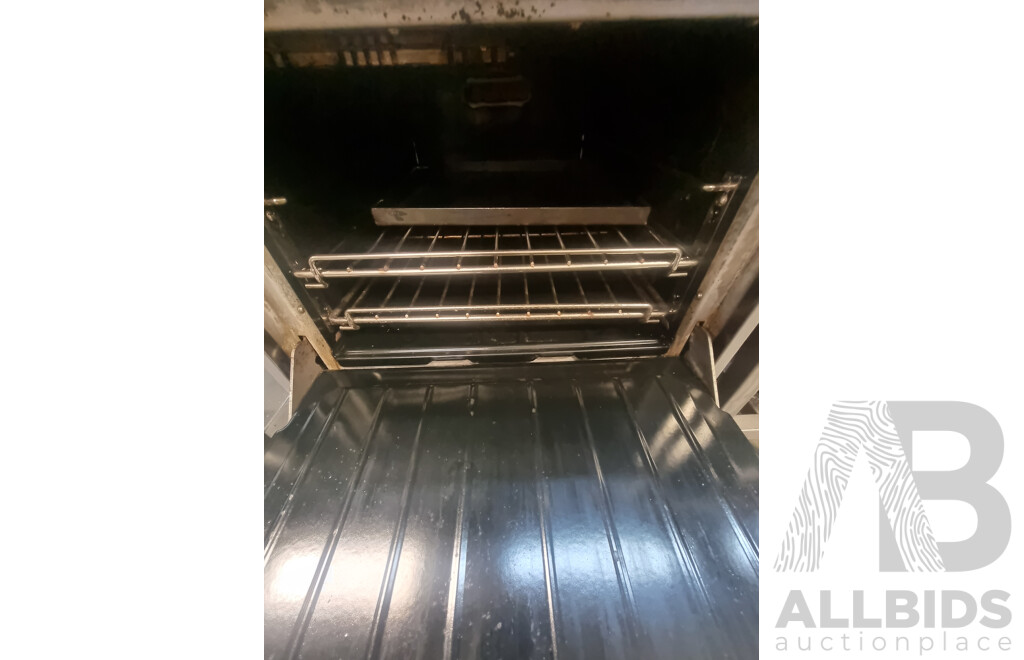 Garland Commercial 4 Burner Gas Hotplate with Gas Under Bench Oven