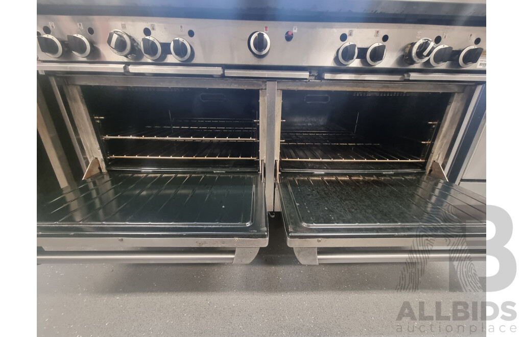 Garland Commercial 8 Burner Gas Hotplate, Flat Grill Plate in Center with Double Gas Under Bench Oven's