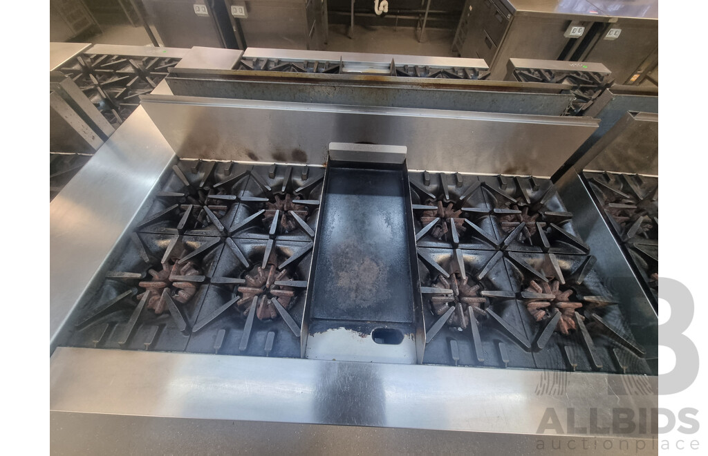 Garland Commercial 8 Burner Gas Hotplate, Flat Grill Plate in Center with Double Gas Under Bench Oven's