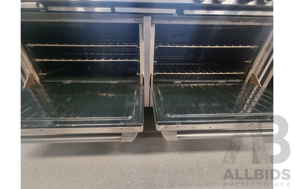 Garland Commercial 8 Burner Gas Hotplate, Flat Grill Plate in Center with Double Gas Under Bench Oven's