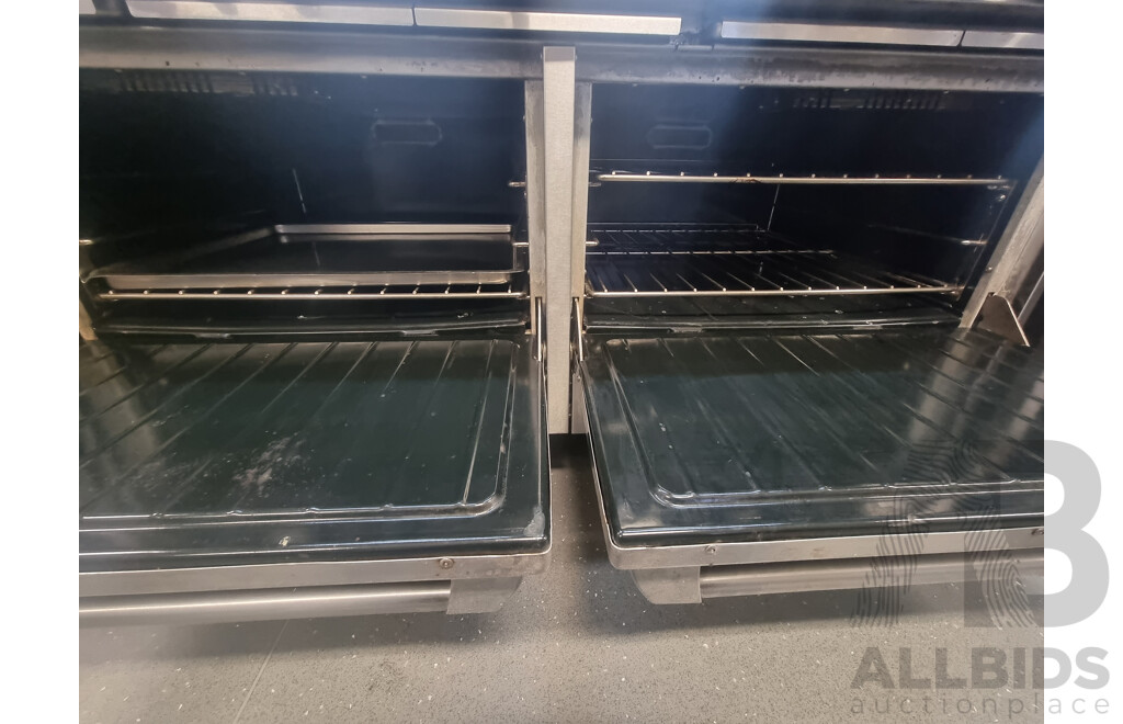 Garland Commercial 8 Burner Gas Hotplate, Flat Grill Plate in Center with Double Gas Under Bench Oven's