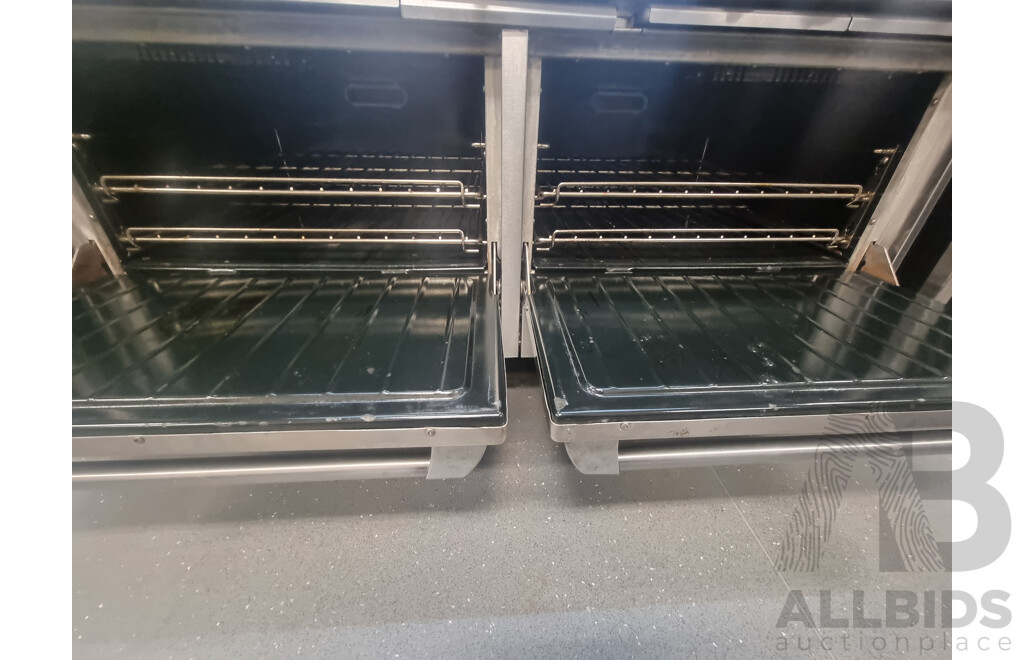 Garland Commercial 8 Burner Gas Hotplate, Flat Grill Plate in Center with Double Gas Under Bench Oven's