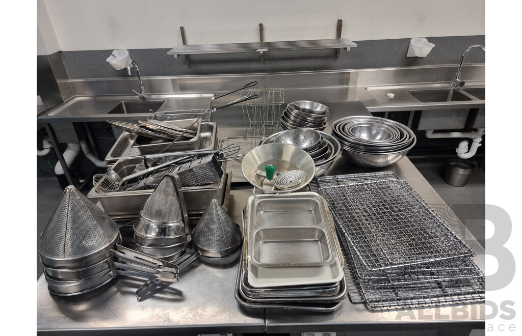 Job Lot of Miscellaneous Sizes Kitchen Items ETC