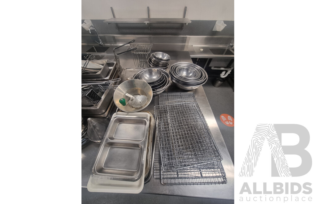 Job Lot of Miscellaneous Sizes Kitchen Items ETC