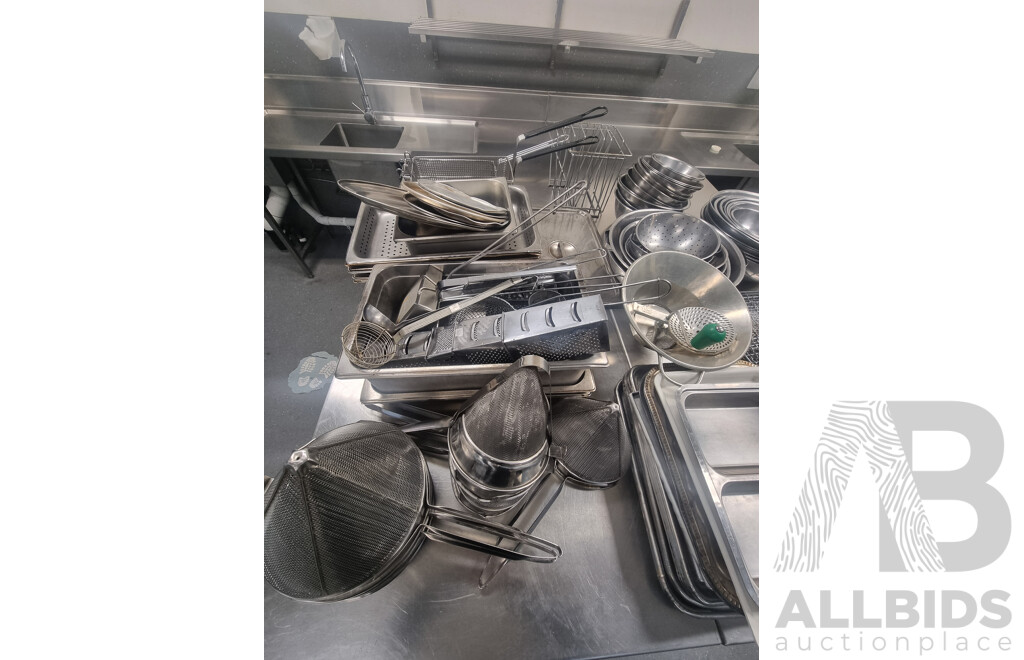 Job Lot of Miscellaneous Sizes Kitchen Items ETC