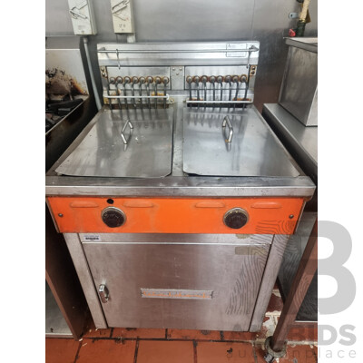 Waldorf by Moffat Double Electric Deep Fryer with Fryer Baskets & Lids to Cover