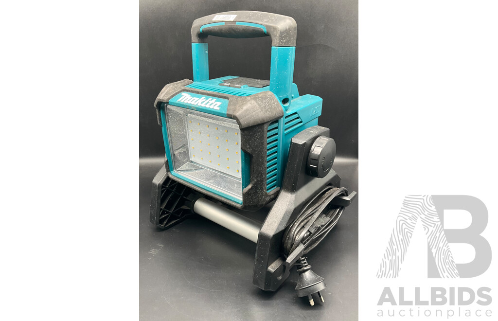 MAKITA 18V LED Work Light (DML811) with Battery