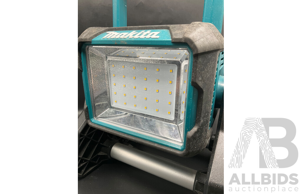 MAKITA 18V LED Work Light (DML811) with Battery