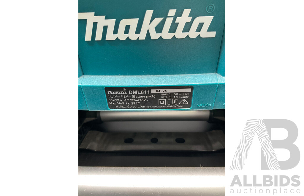 MAKITA 18V LED Work Light (DML811) with Battery