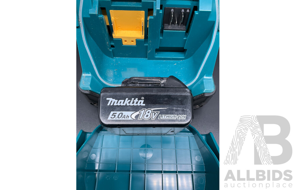 MAKITA 18V/12V Max Portable Bluetooth Speaker (DMR203) - Battery Included