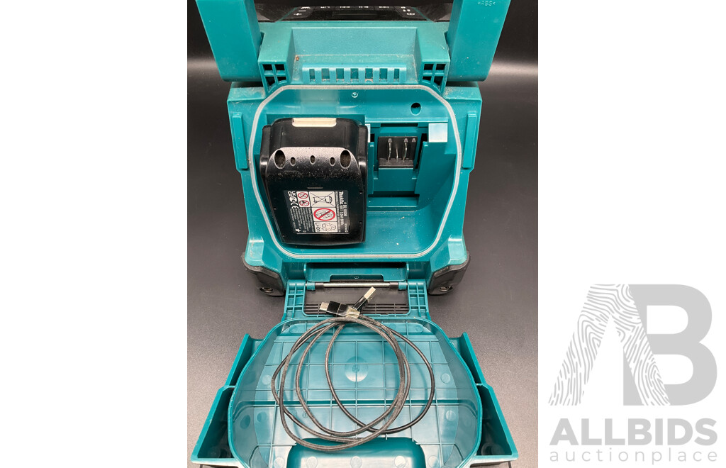 MAKITA 18V/12V Max Portable Bluetooth Speaker (DMR203) - Battery Included