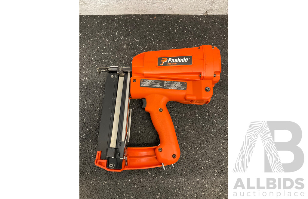 PASLODE Impulse Angled Finish Nailer (IM250A), Battery Charger, Spare Batteries and Accessories