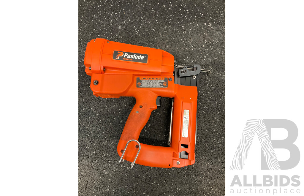 PASLODE Impulse Angled Finish Nailer (IM250A), Battery Charger, Spare Batteries and Accessories