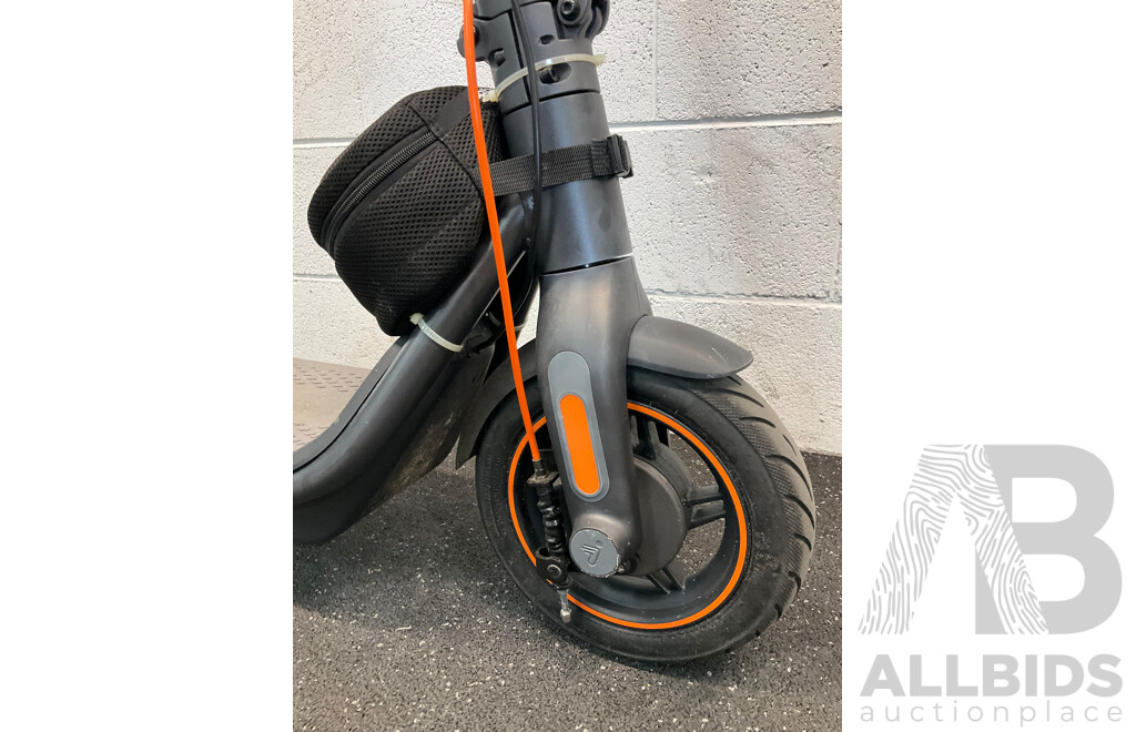 Segway Ninebot Kickscooter F65l Electric Scooter - Black