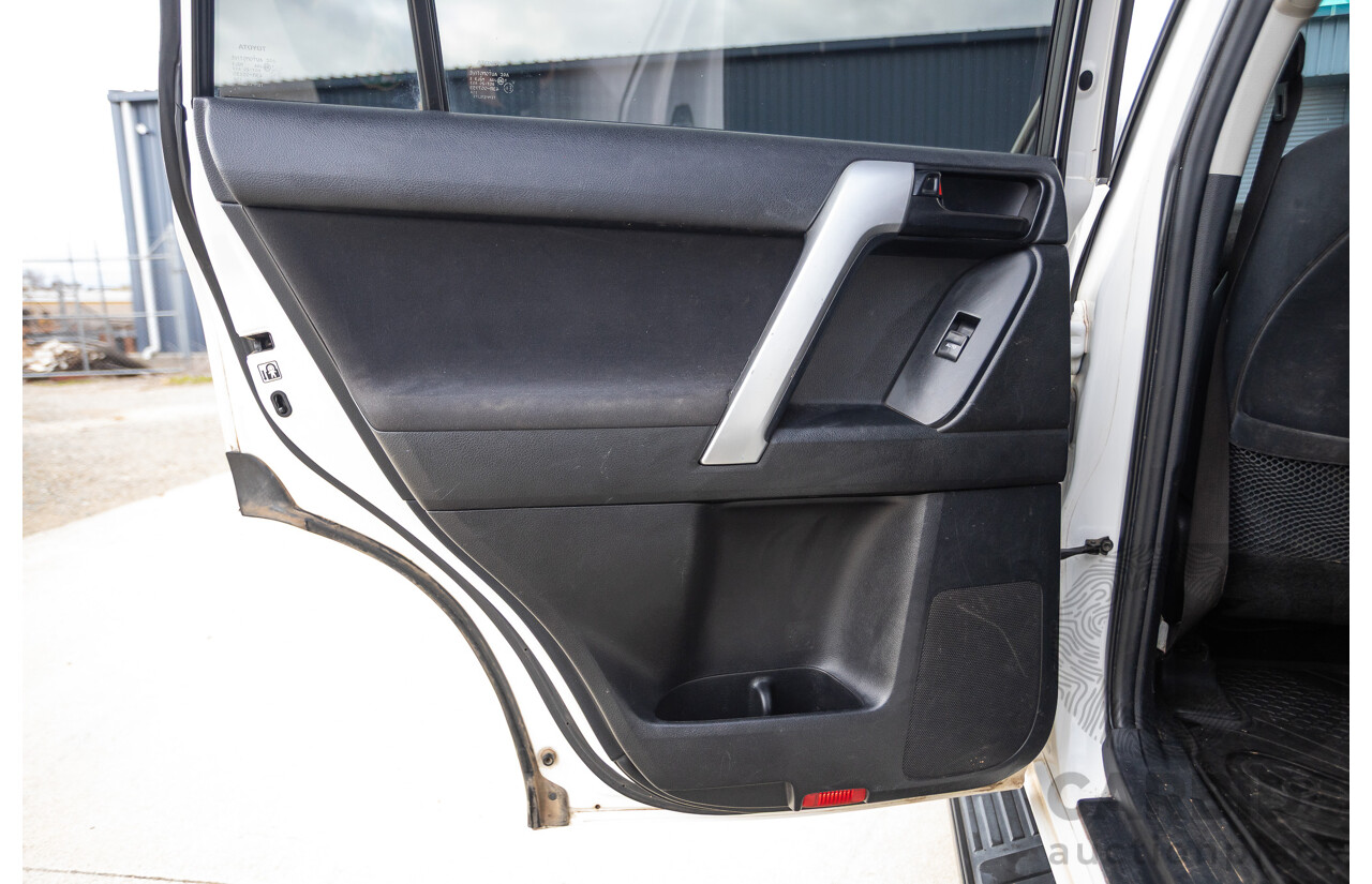 10/2013 Toyota Landcruiser Prado Altitude (4x4) KDJ150R 11 UPGRADE 4d Wagon White 3.0L - 7 Seats