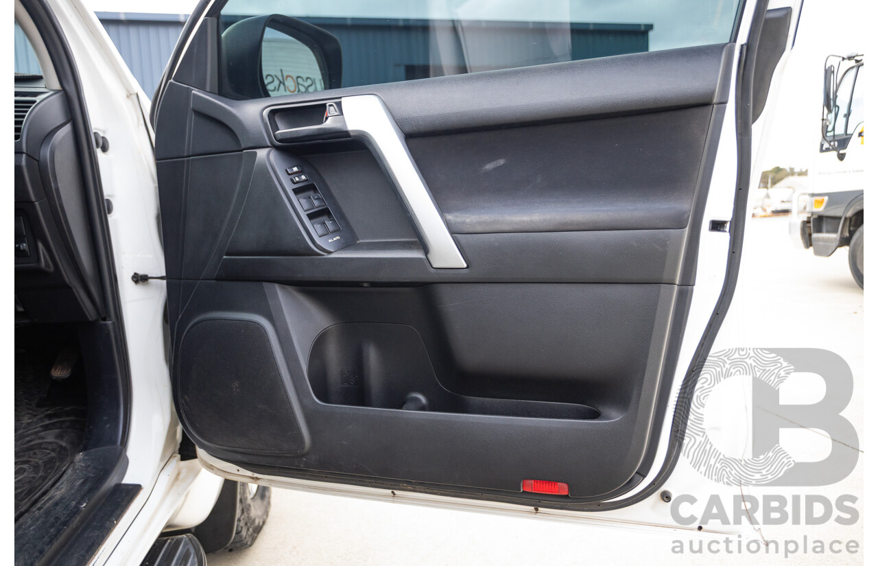 10/2013 Toyota Landcruiser Prado Altitude (4x4) KDJ150R 11 UPGRADE 4d Wagon White 3.0L - 7 Seats