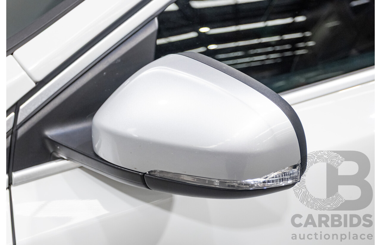 5/2015 Volvo V40 T5 R-Design M MY15 5d Hatchback White Turbo 2.0L
