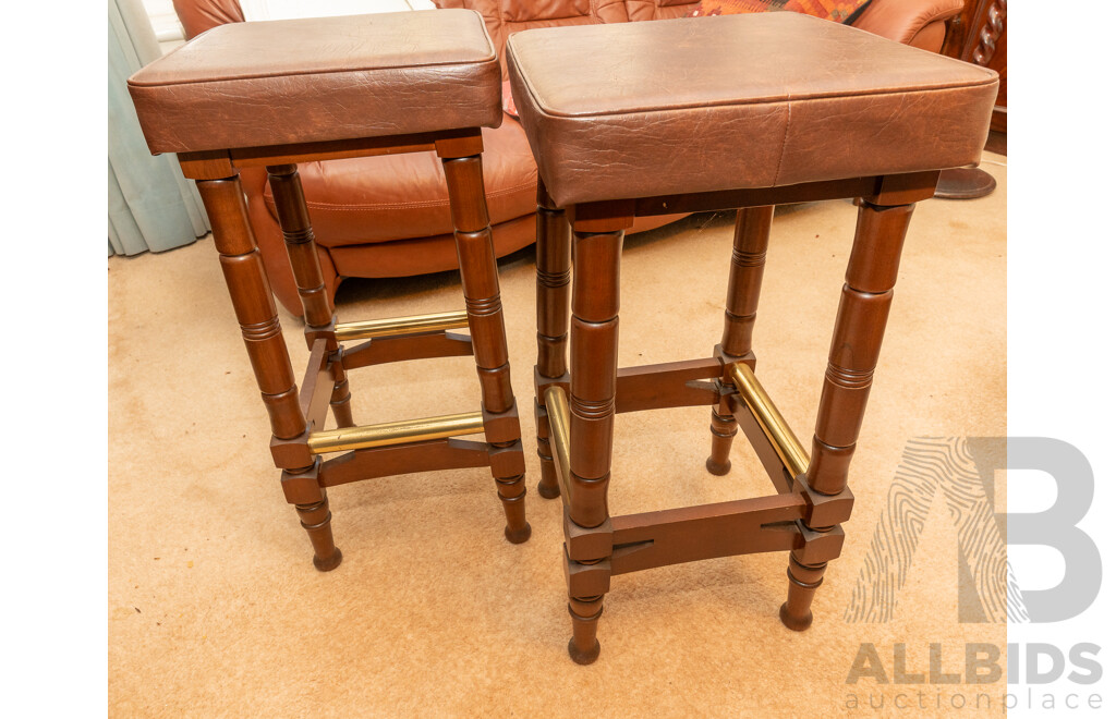 Modern Timber Bar Unit with Two Stools