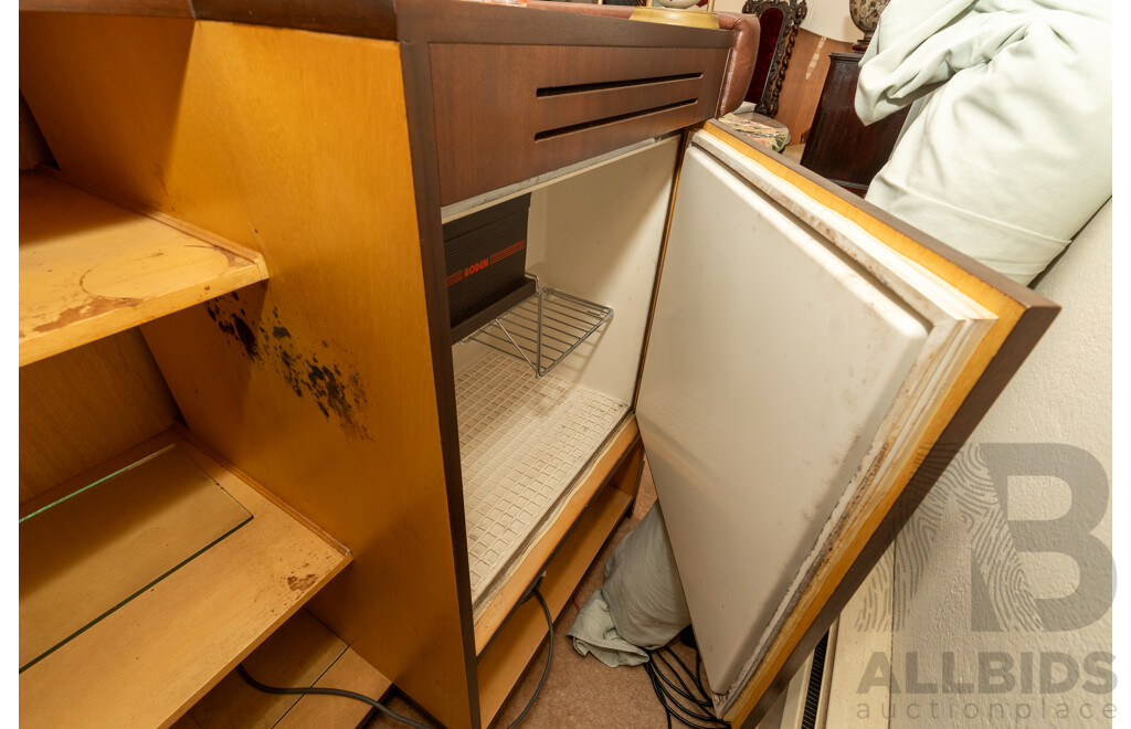 Modern Timber Bar Unit with Two Stools