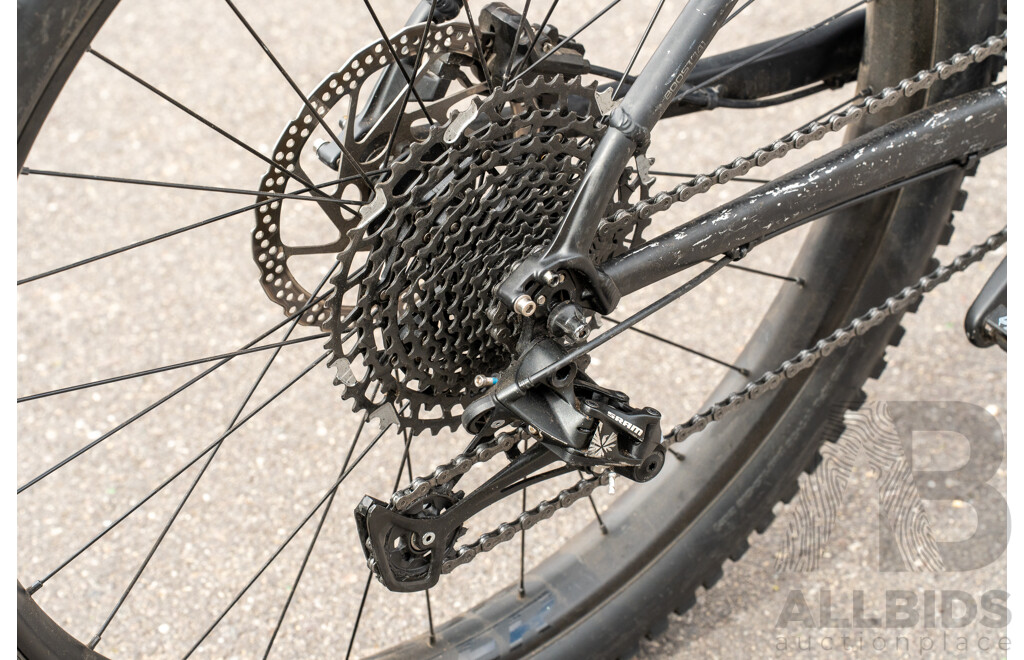 Trek Roscoe 8 9-Speed Mountain Bike