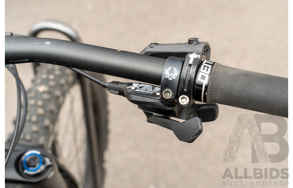 Trek Roscoe 8 9-Speed Mountain Bike