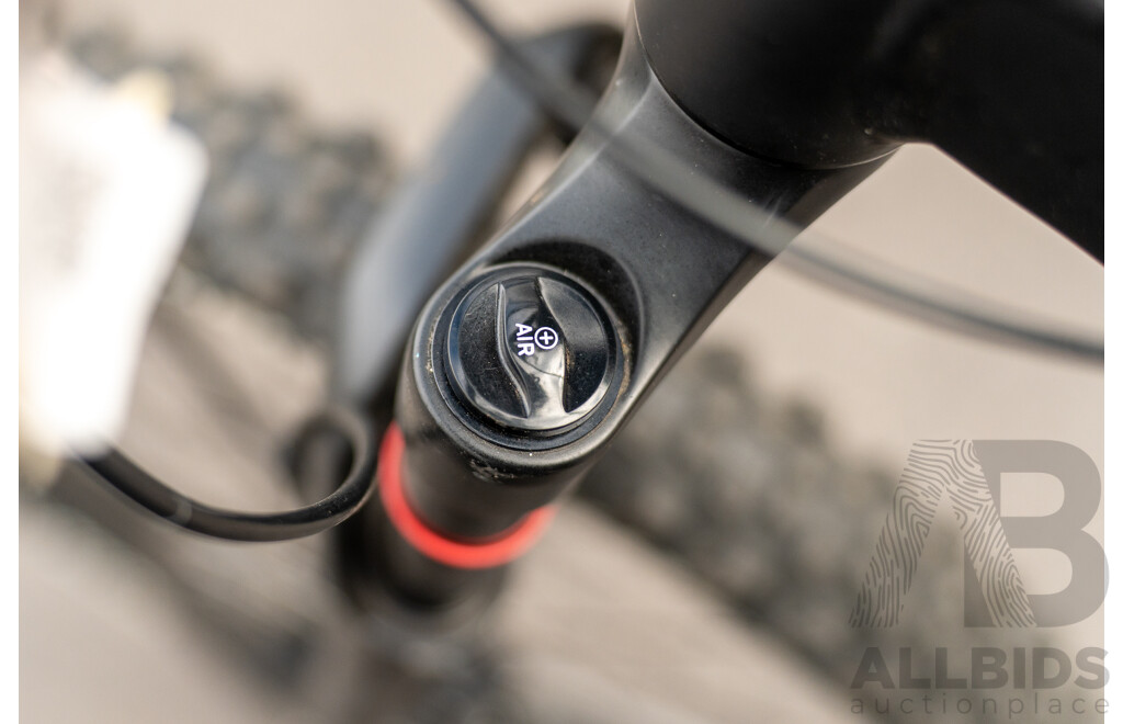 Trek Roscoe 8 9-Speed Mountain Bike