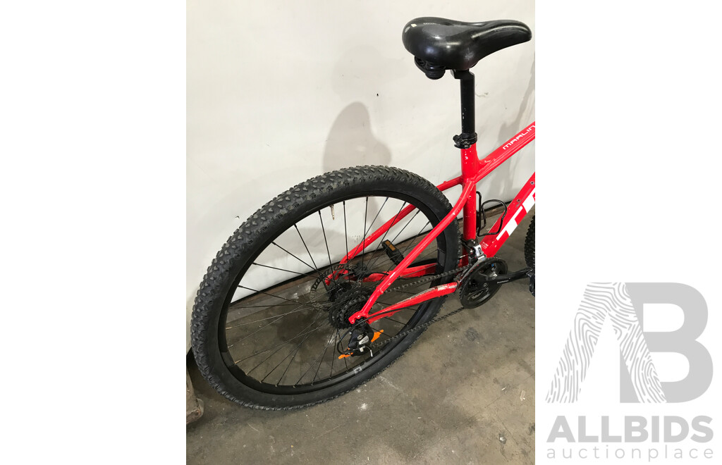 Trek Marlin 6 24-Speed Mountain Bike
