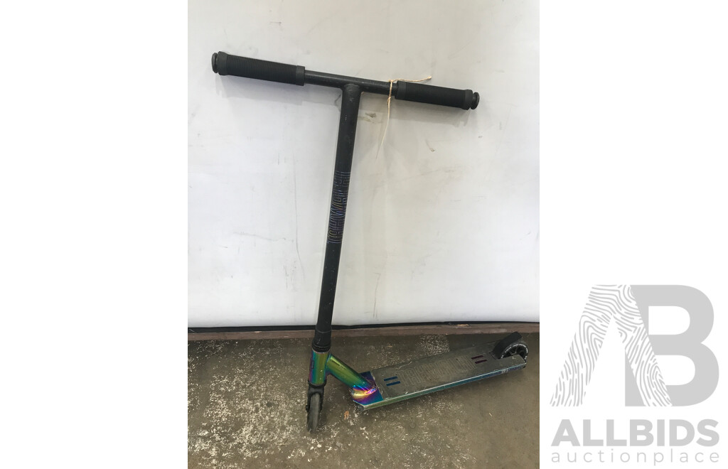 Tahwalhi, Apex, and Razor Kids' Scooters - Lot of 3