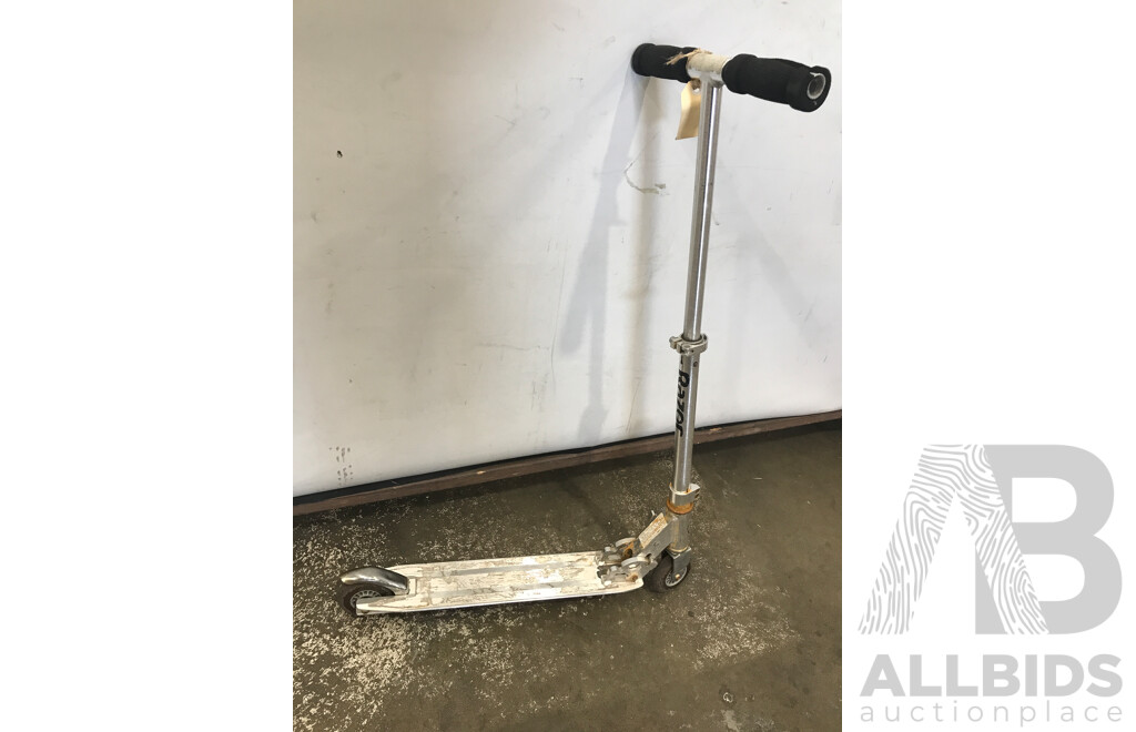 Tahwalhi, Apex, and Razor Kids' Scooters - Lot of 3