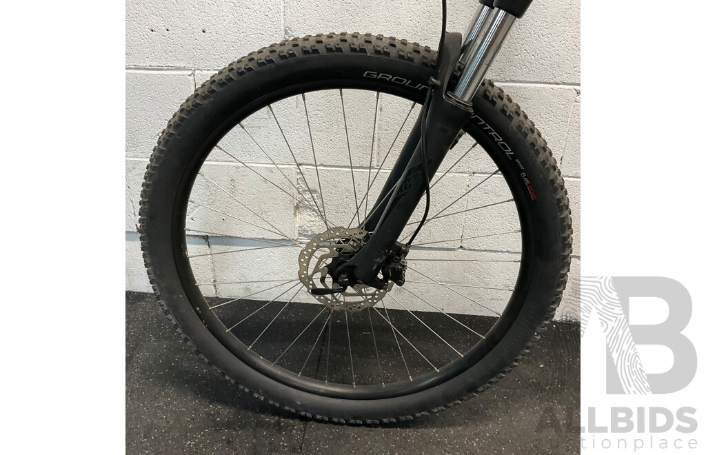 Specialized Pitch Mountain Bike (48cm Frame)