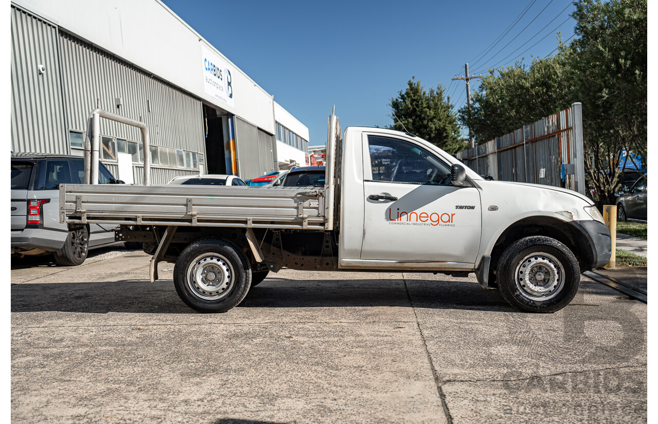 2/2014 Mitsubishi Triton GL MN MY14 Update C/Chas Solid White 2.4L
