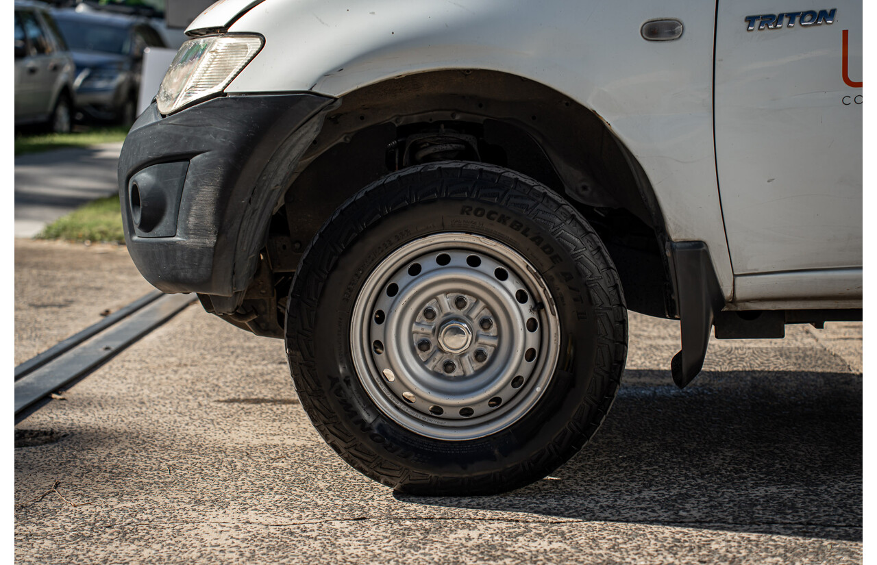 2/2014 Mitsubishi Triton GL MN MY14 Update C/Chas Solid White 2.4L