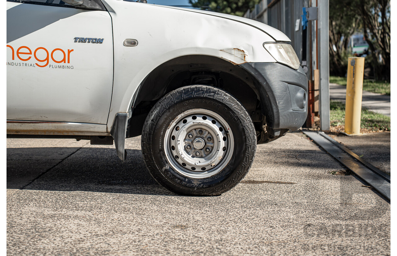 2/2014 Mitsubishi Triton GL MN MY14 Update C/Chas Solid White 2.4L