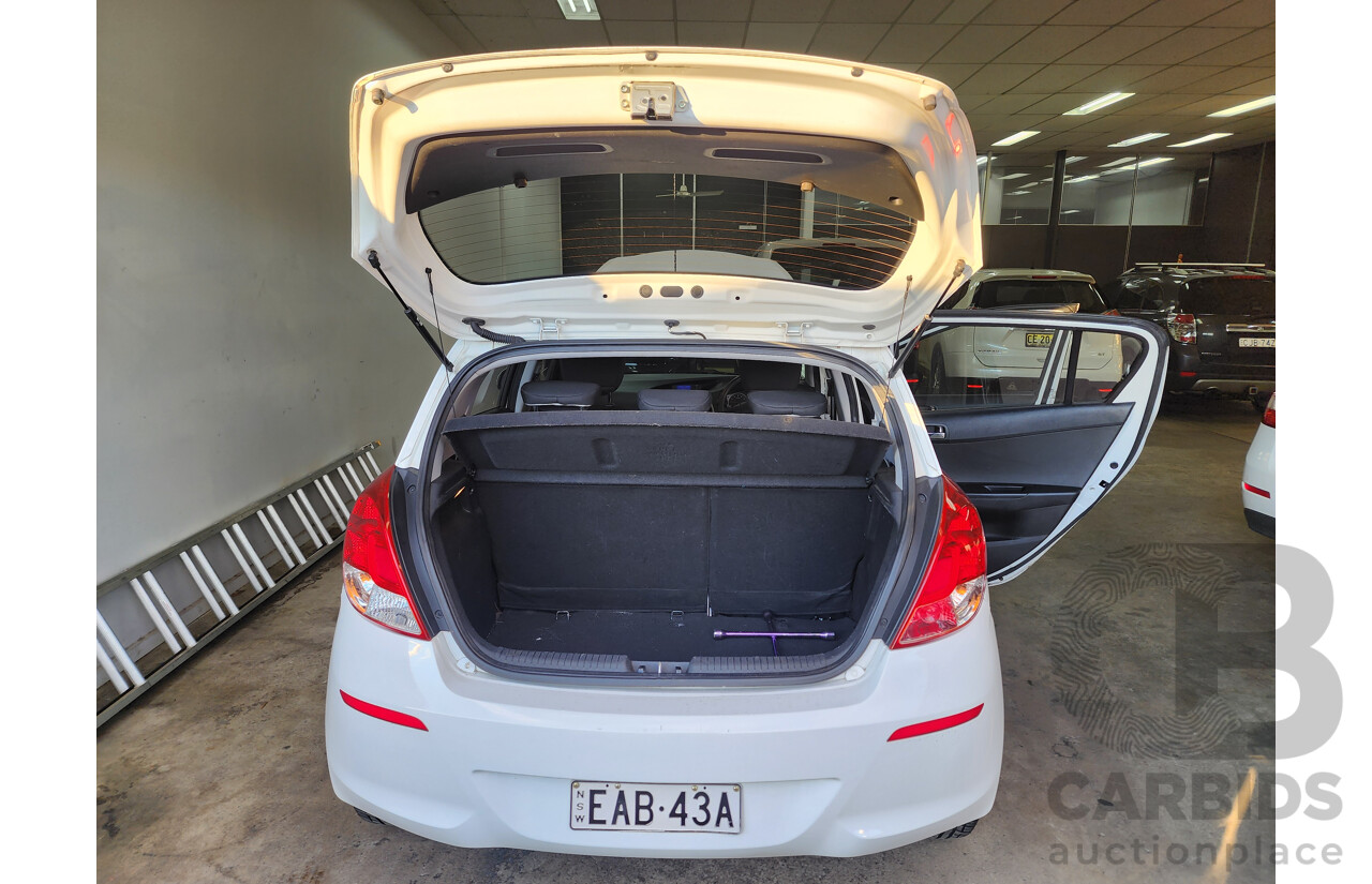 2/2015 Hyundai i20 Active PB MY14 5d Hatchback White 1.4L