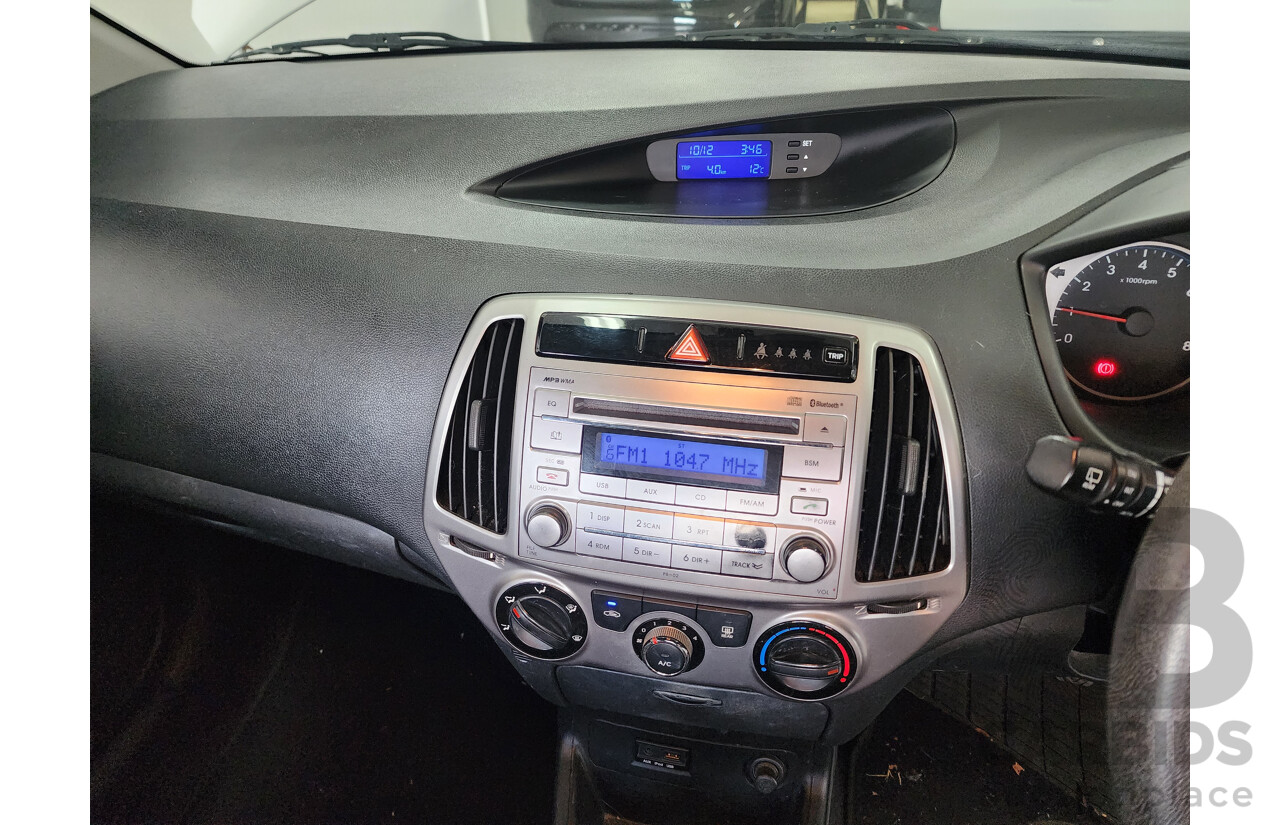 2/2015 Hyundai i20 Active PB MY14 5d Hatchback White 1.4L