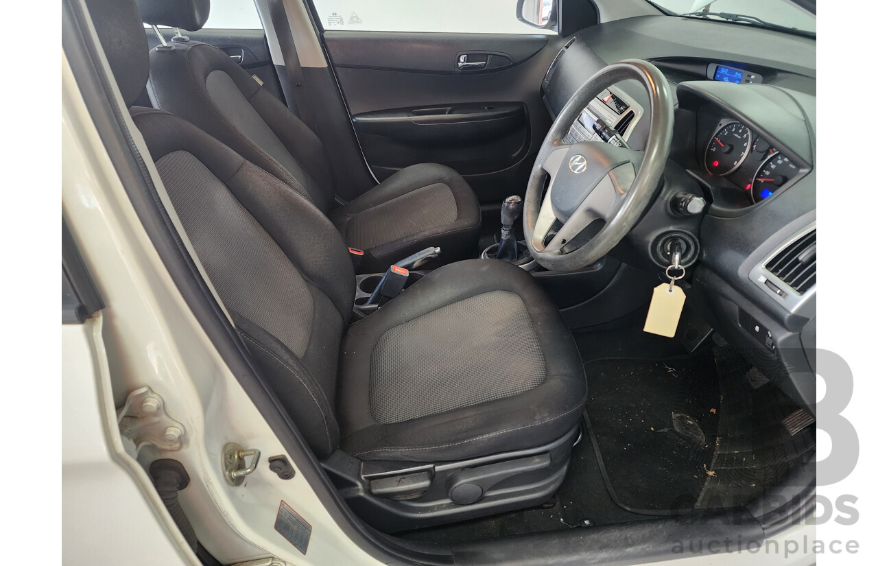 2/2015 Hyundai i20 Active PB MY14 5d Hatchback White 1.4L