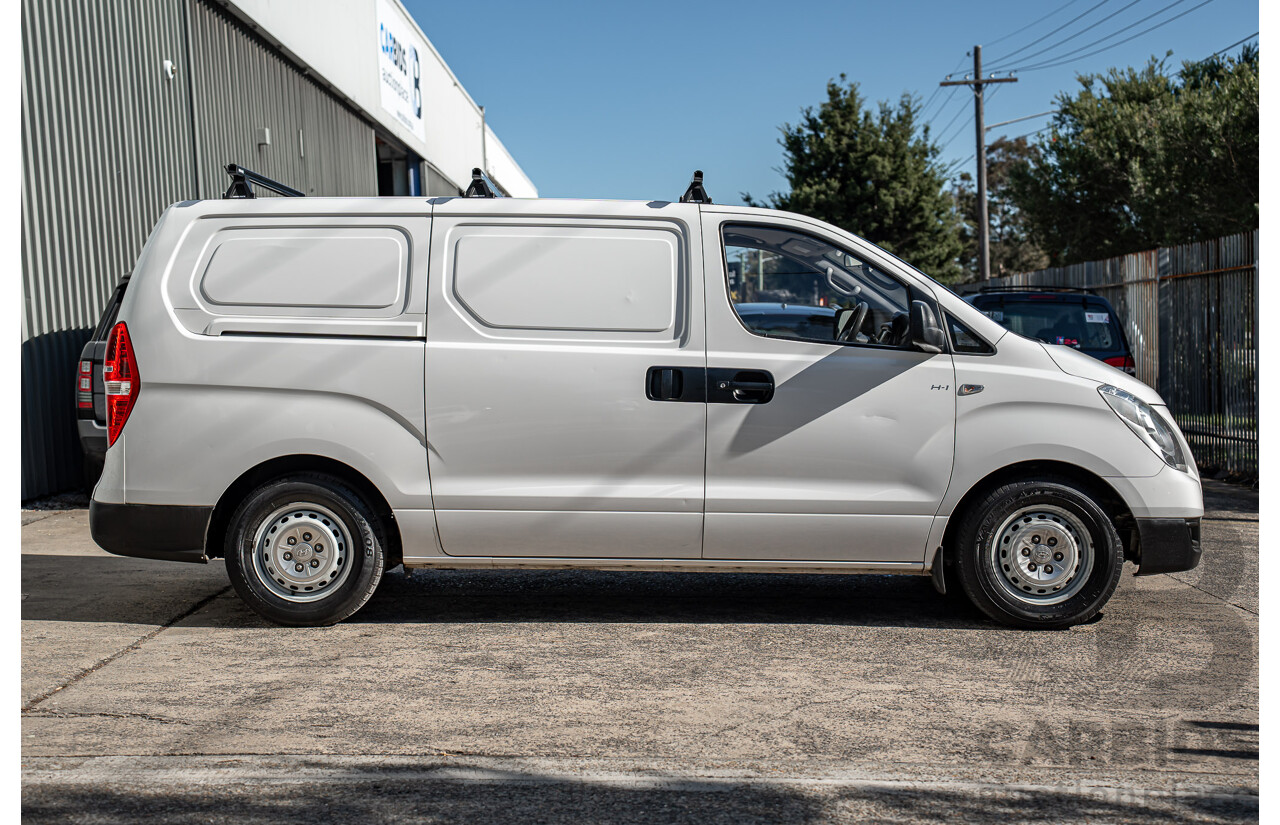 05/2018 Hyundai iLoad 3S Liftback (RWD) TQ4 MY19 4d Van Creamy White Turbo Diesel 2.5L
