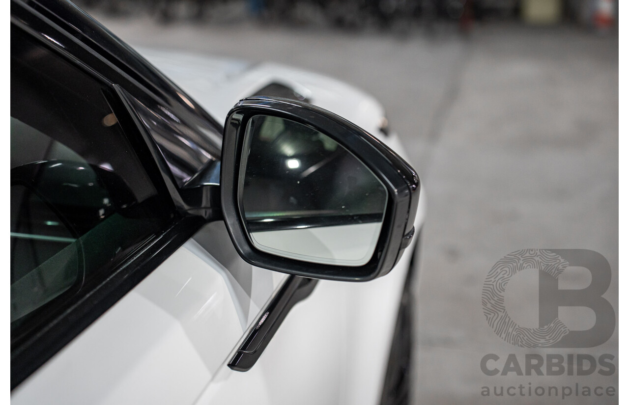 01/2019 Land Rover Range Rover Velar D300 R-Dynamic SE (AWD) L560 MY19.5 4d Wagon Fuji White/Santorini Black Roof Twin Turbo Diesel V6 3.0L