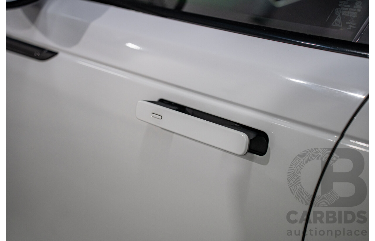 01/2019 Land Rover Range Rover Velar D300 R-Dynamic SE (AWD) L560 MY19.5 4d Wagon Fuji White/Santorini Black Roof Twin Turbo Diesel V6 3.0L