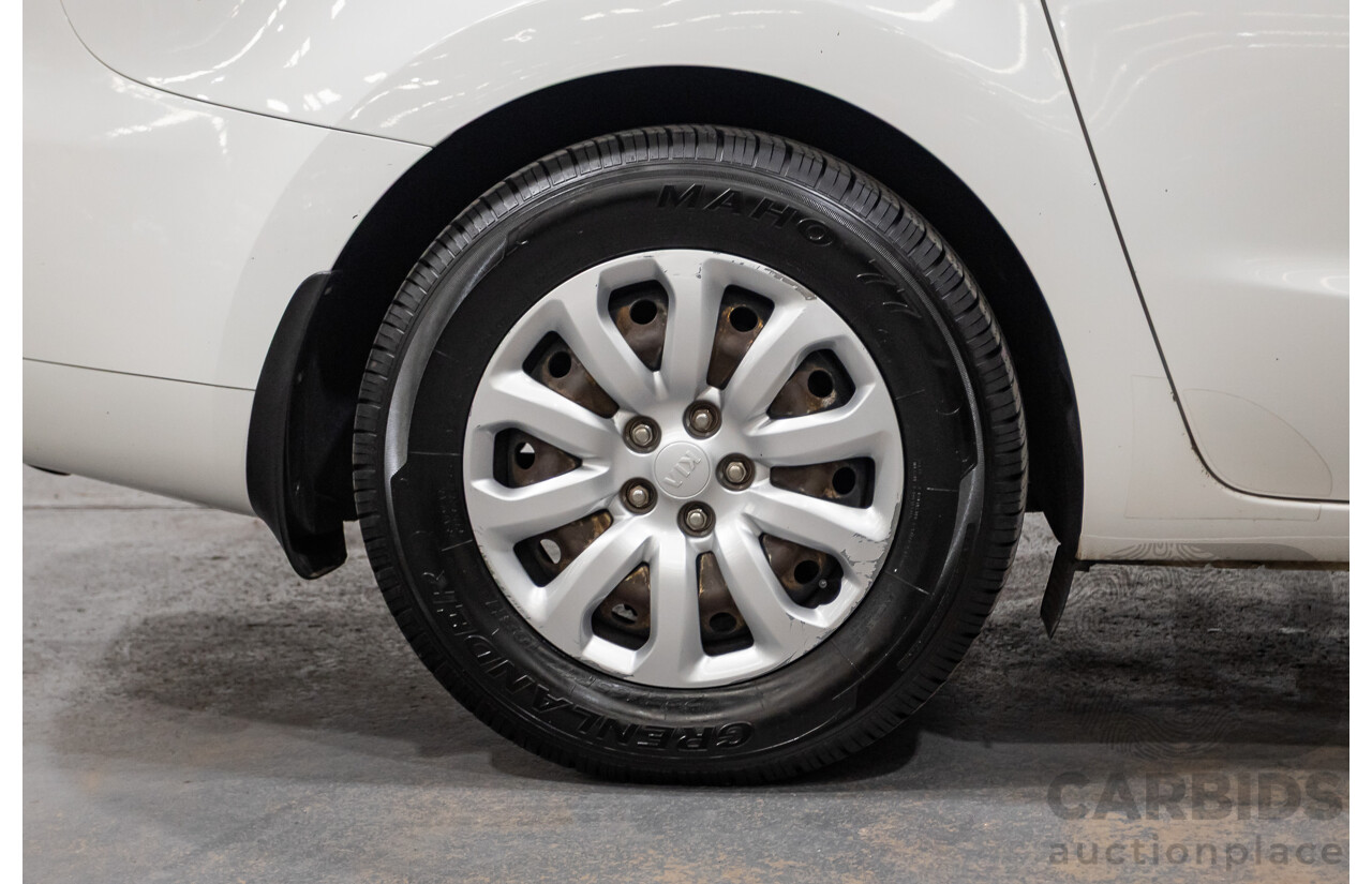 07/2016 Kia Carnival S YP MY16 4D Wagon White 3.3L - 8 Seats