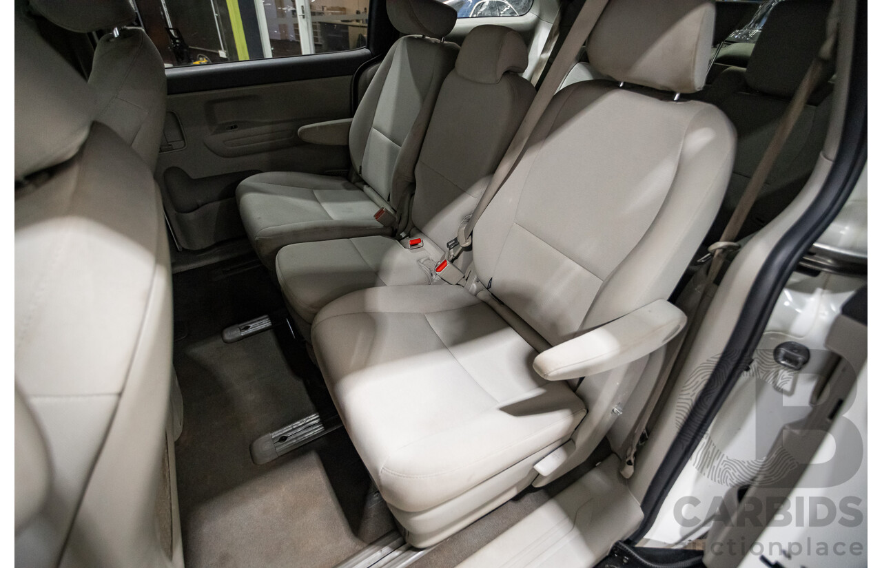 07/2016 Kia Carnival S YP MY16 4D Wagon White 3.3L - 8 Seats