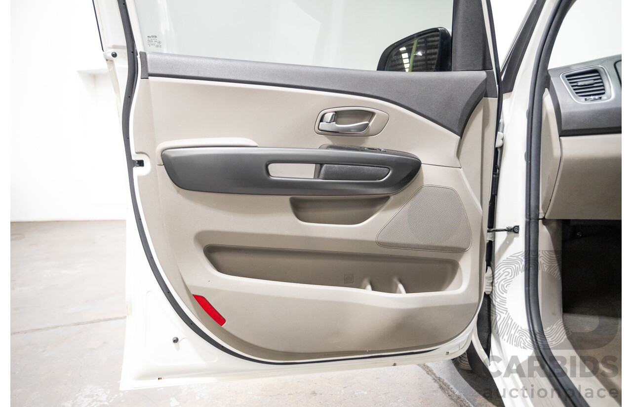 07/2016 Kia Carnival S YP MY16 4D Wagon White 3.3L - 8 Seats