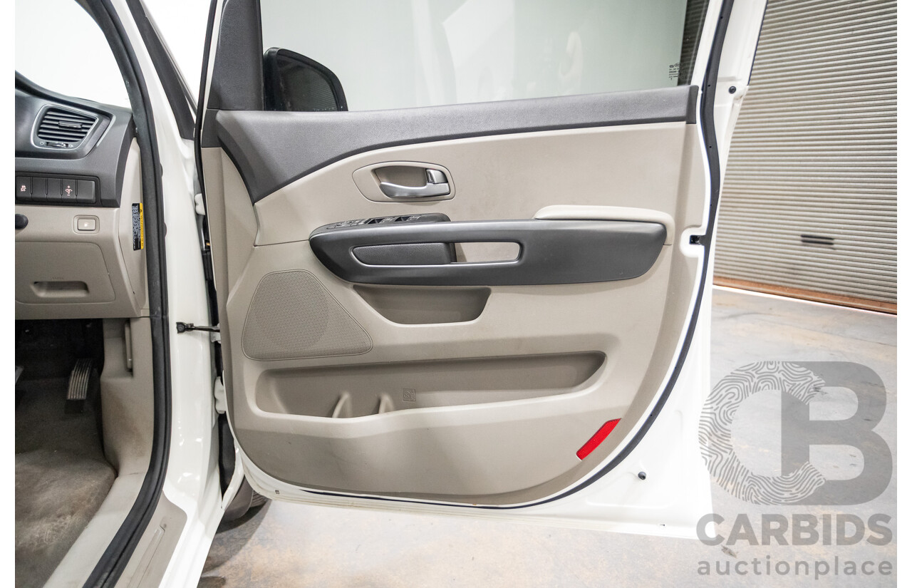 07/2016 Kia Carnival S YP MY16 4D Wagon White 3.3L - 8 Seats