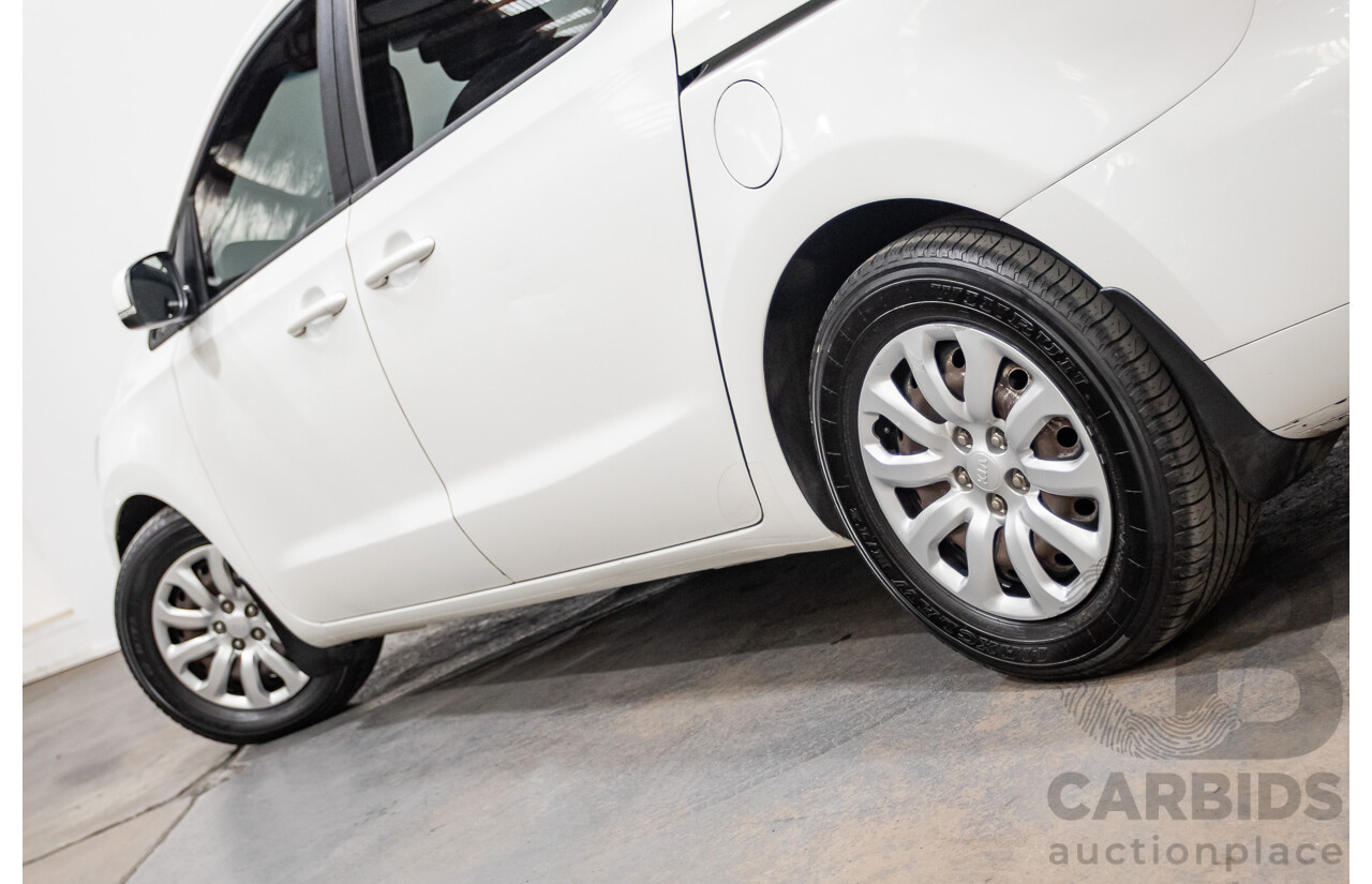 07/2016 Kia Carnival S YP MY16 4D Wagon White 3.3L - 8 Seats