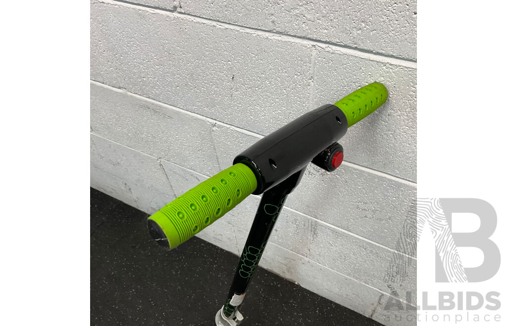 HELIX Kids E-scooter & Razor Kids E-scooter - Lot of 3