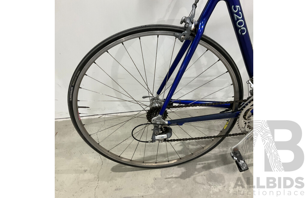 TREK 5200 OCLV Carbon Road Bike